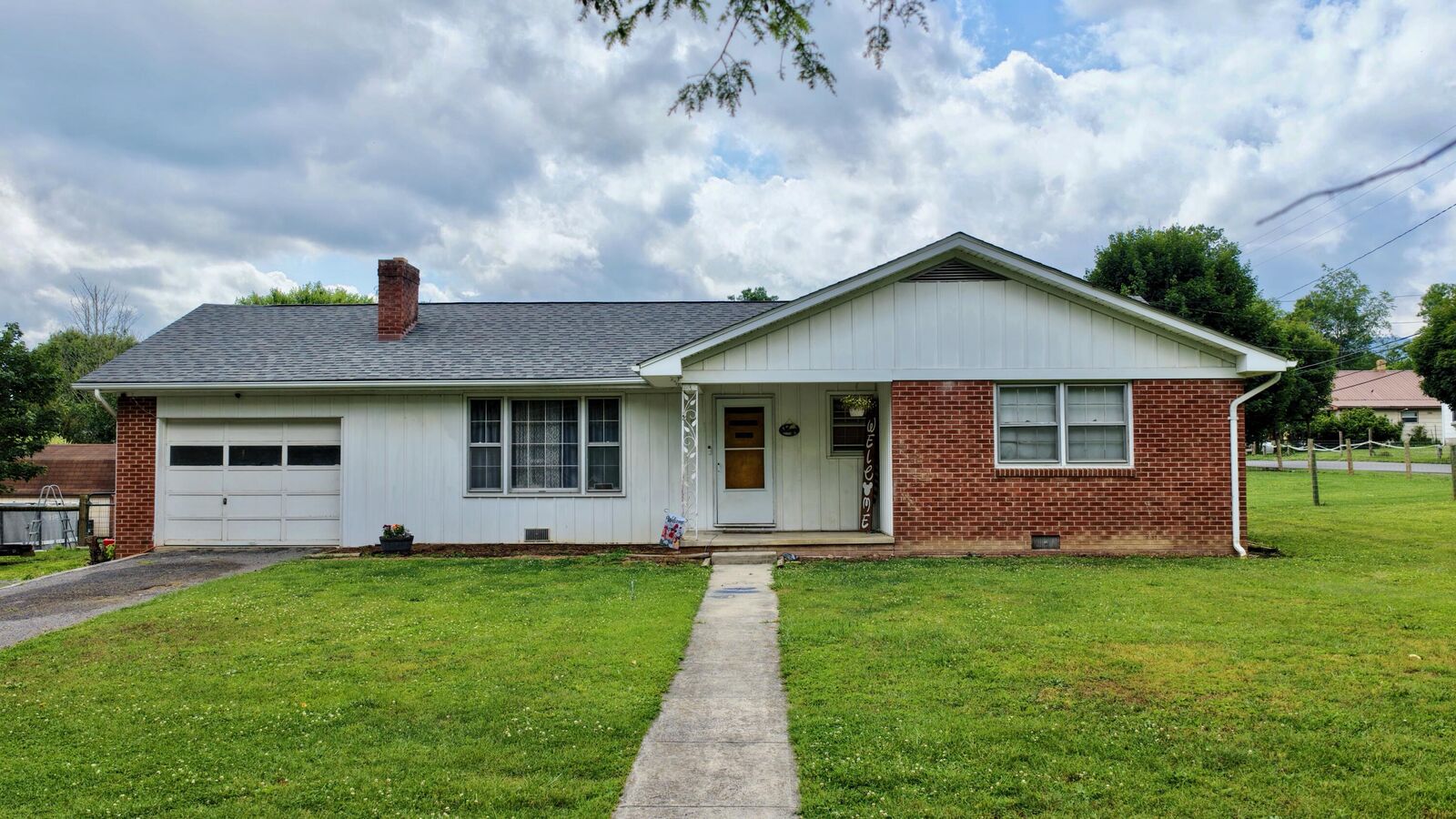 Property Photo:  123 E Chestnut  WV 24910 