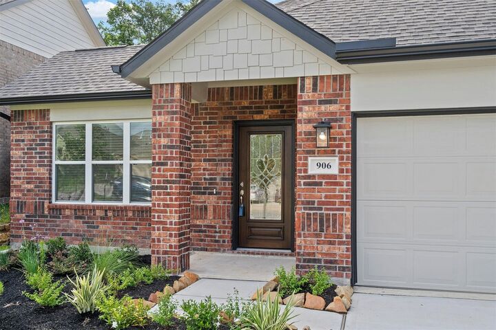 Property Photo: 906 Golden Willow Lane TX 77304