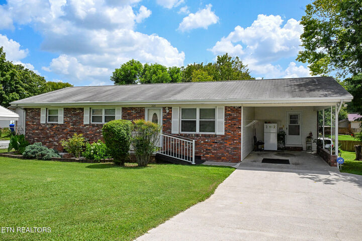 Property Photo: 220 Pinedale St TN 37801