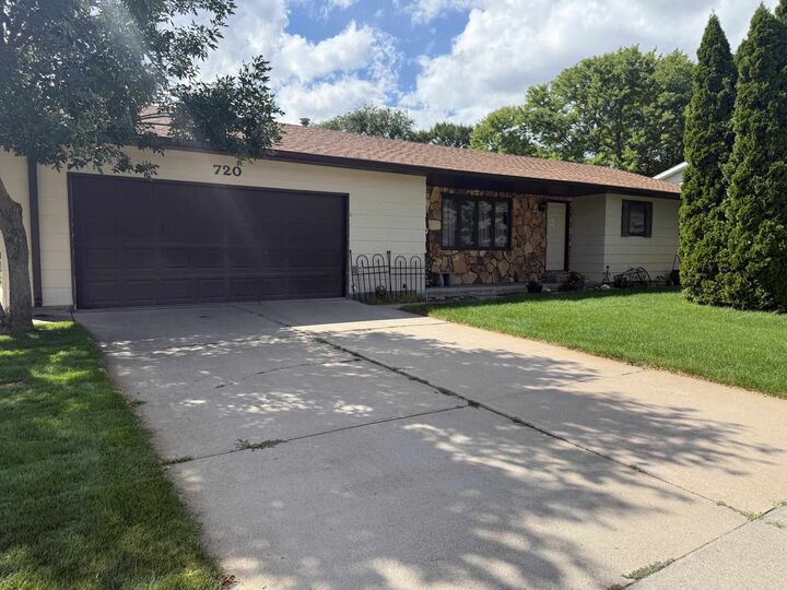 Property Photo:  720 Stewart Avenue  NE 69101 