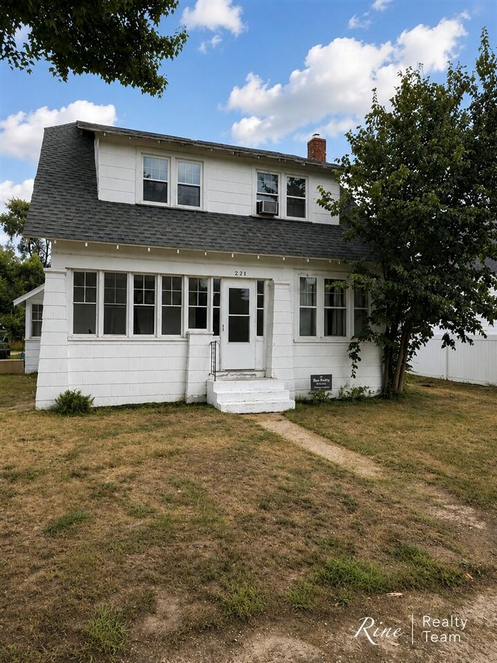 Property Photo:  264 N Cass Street  MI 49336-9172 
