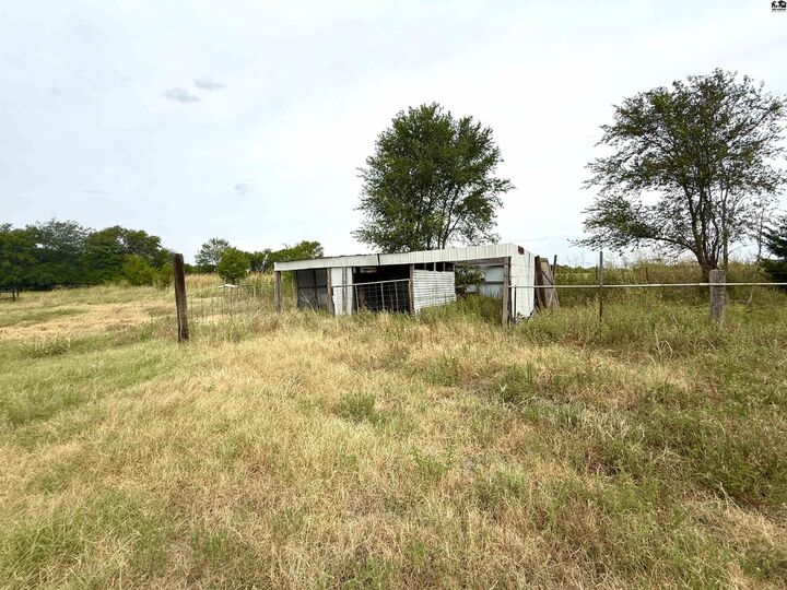 Property Photo:  1006 NW 70 Rd  KS 67009 