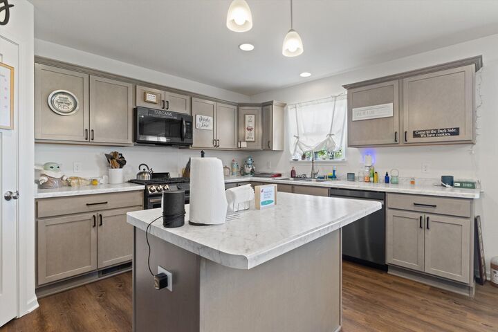 Property Photo:  906 Ridge Ct  WI 53094 