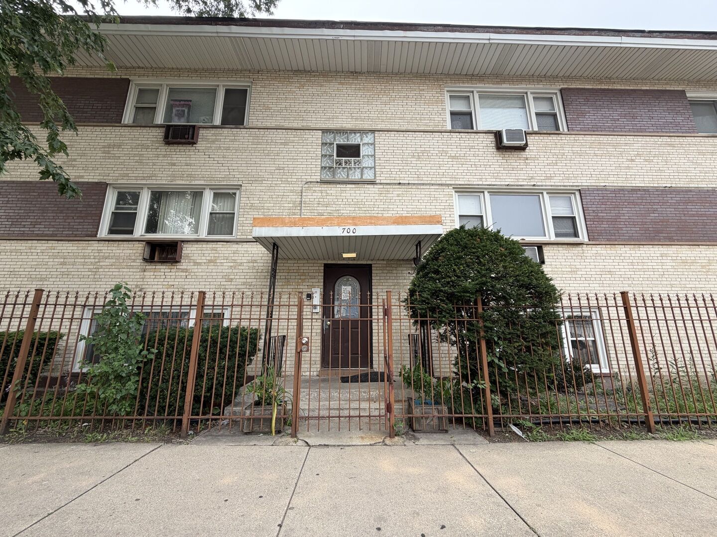 Property Photo: 700 N Parkside Avenue 2S IL 60644