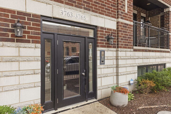 Property Photo:  3763 N Wilton Avenue Gs  IL 60613 