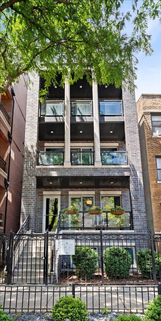 Property Photo:  2922 N Sheffield Avenue 1  IL 60657 