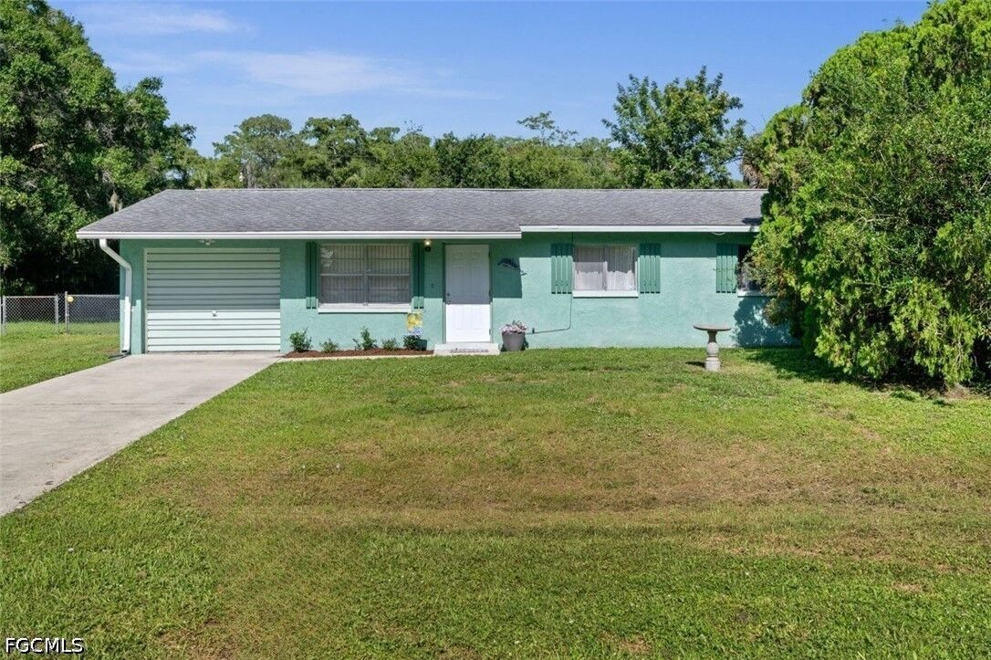 Property Photo:  2976 Ribbon Court  FL 33905 