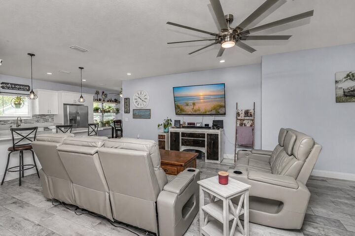 Property Photo: 2096 Constitution Drive FL 32566