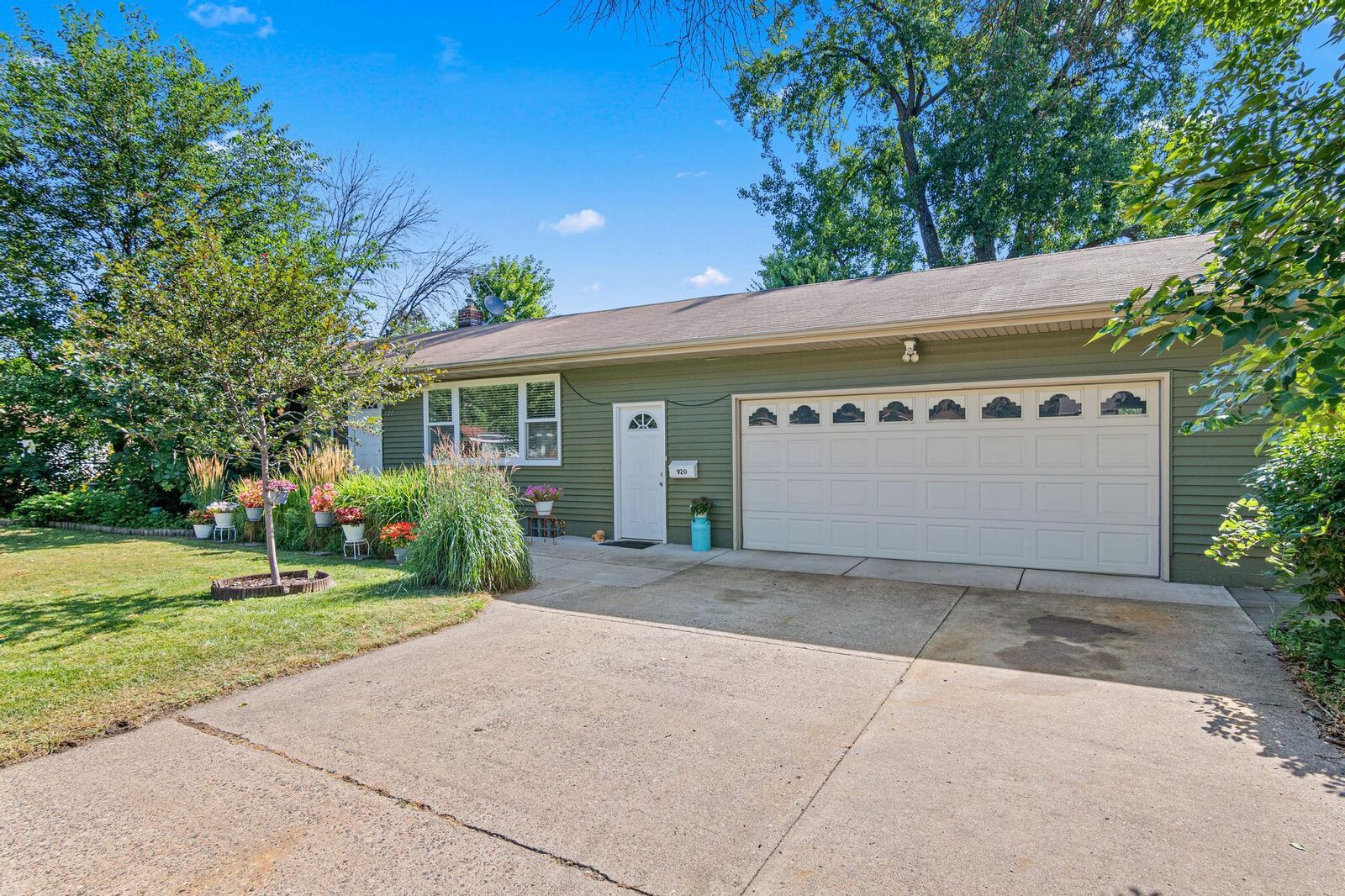 Property Photo: 920 Westwood Lane MN 55303