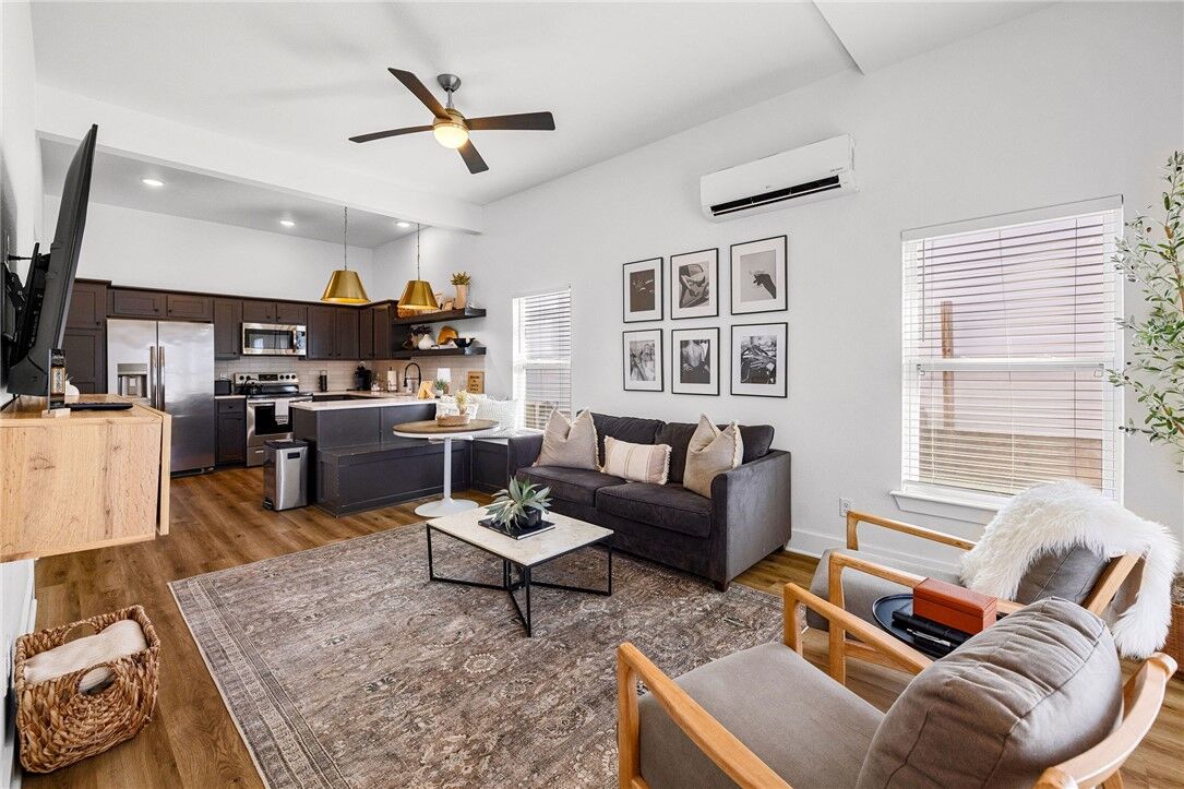 Property Photo: 521 W Chestnut Street AR 72756