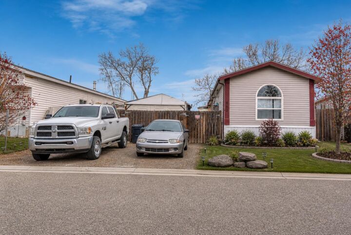 Property Photo: 863 Brentwood Crescent AB T1P 1E5
