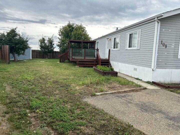 Property Photo: 109 Meadowlake Close E AB T1R 1G1