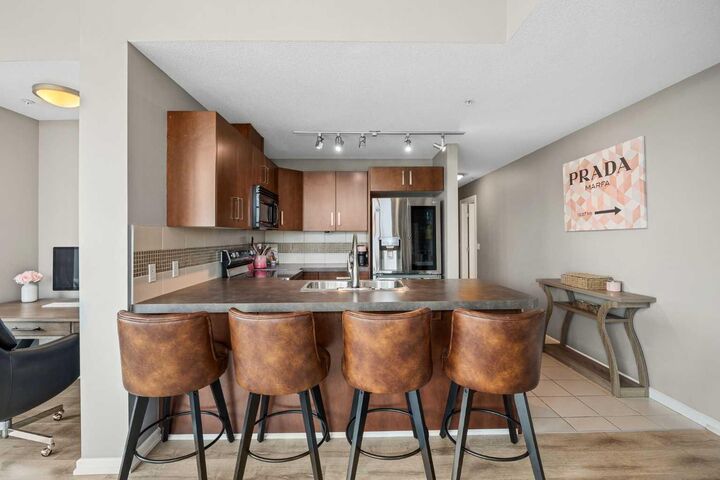 Property Photo: 210 15 Avenue SE 206 AB T2G 0B5