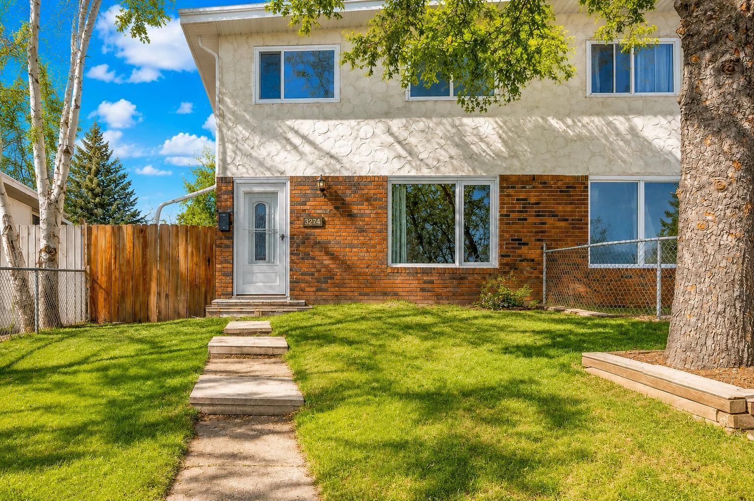 Property Photo: 3131 Dover Crescent SE AB T2B 1V4