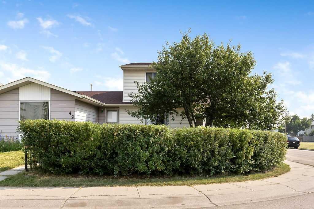 Property Photo:  44 Falwood Crescent NE  AB T3J 1E3 