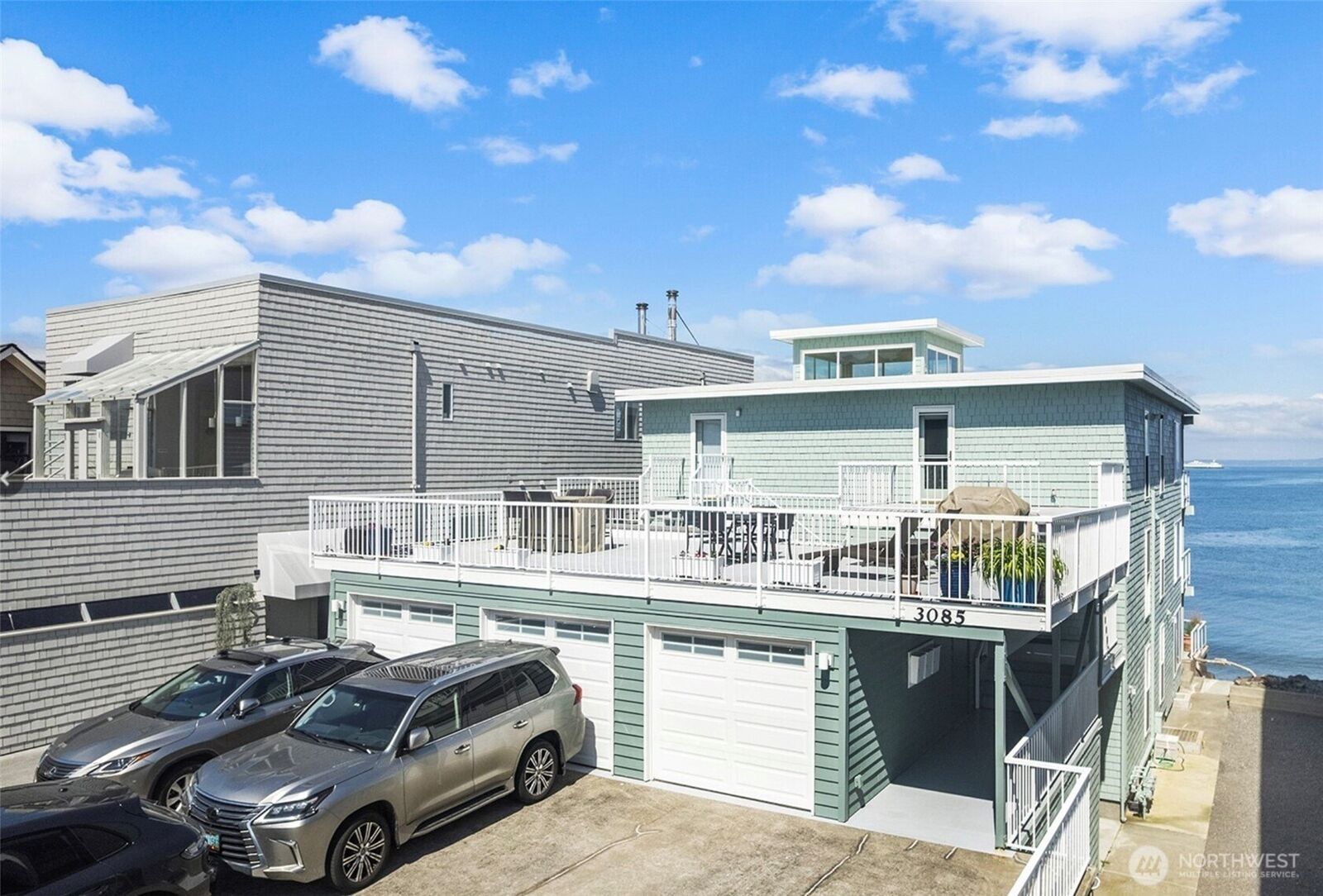 Property Photo:  3085  Alki Avenue SW 3  WA 98116 