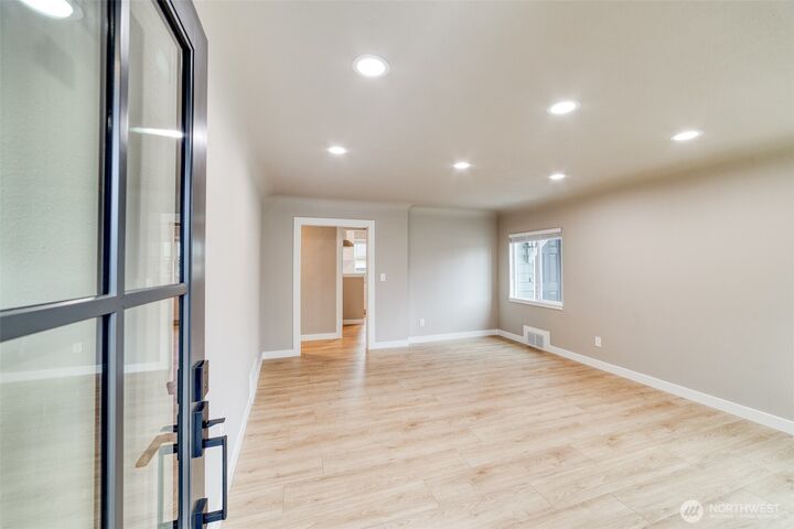 Property Photo: 910 E Main Street WA 98002