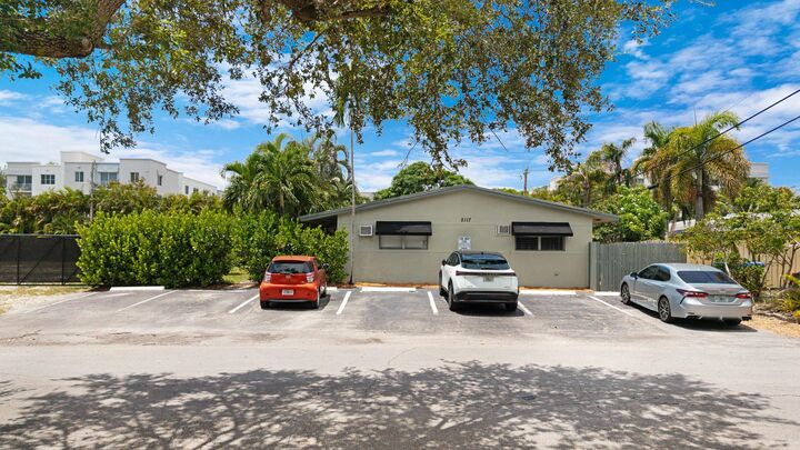 Property Photo:  2117 NE 14th Avenue 1-4  FL 33305 