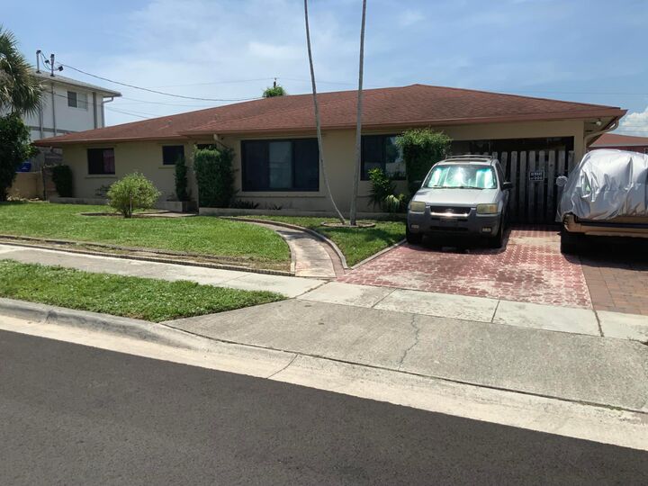 Property Photo: 941 W 7th Street FL 33404