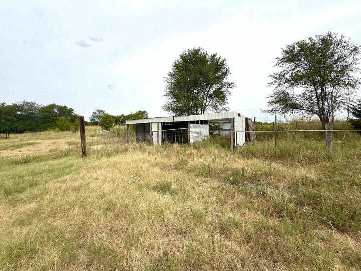 Property Photo:  1006 NW 70 Rd  KS 67009 