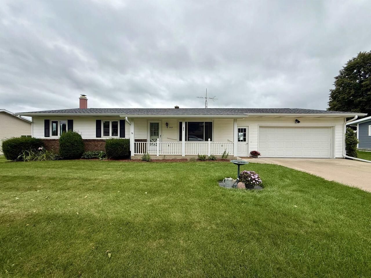 Property Photo: 307 Benson Street WI 53526