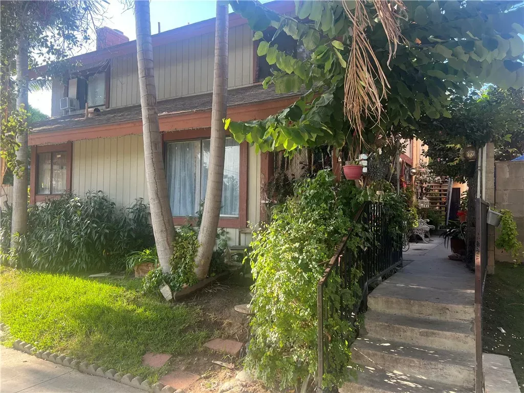 Property Photo:  701 E Chestnut  CA 92701 