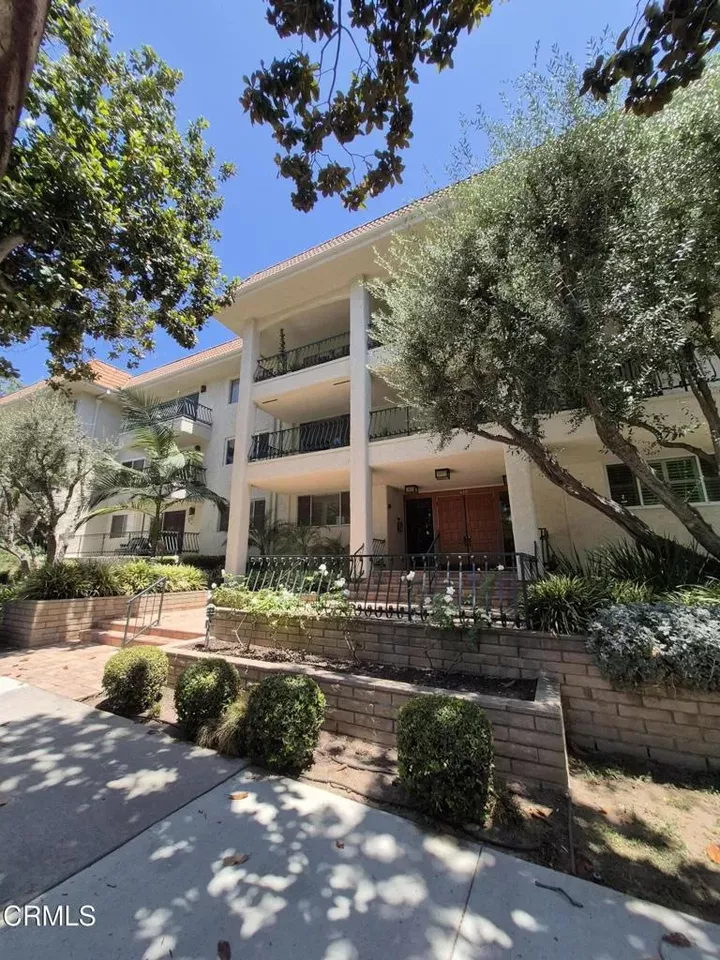 Property Photo: 420 S Madison Avenue 204 CA 91101