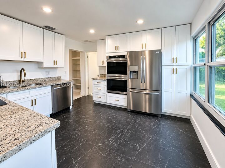 Property Photo:  3051 SW 47th St  FL 33312 