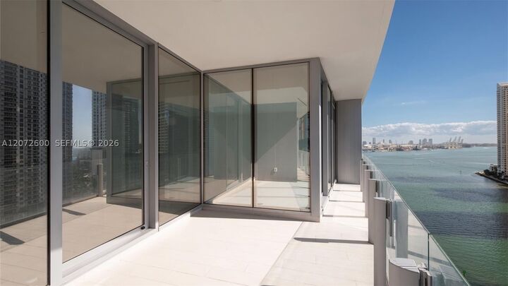 Property Photo:  300 Biscayne Boulevard Way 1805W  FL 33131 