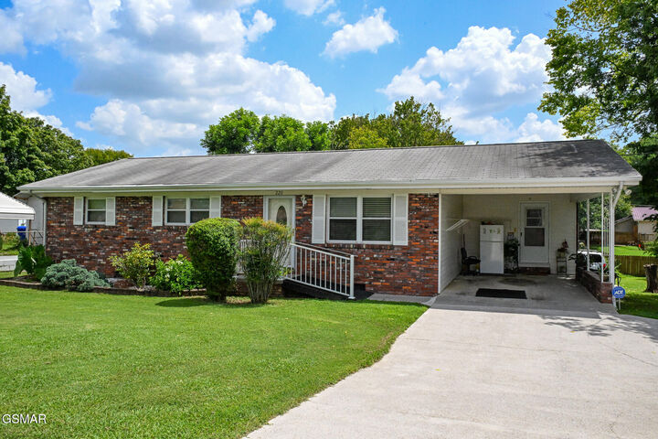Property Photo: 220 Pinedale Street TN 37801
