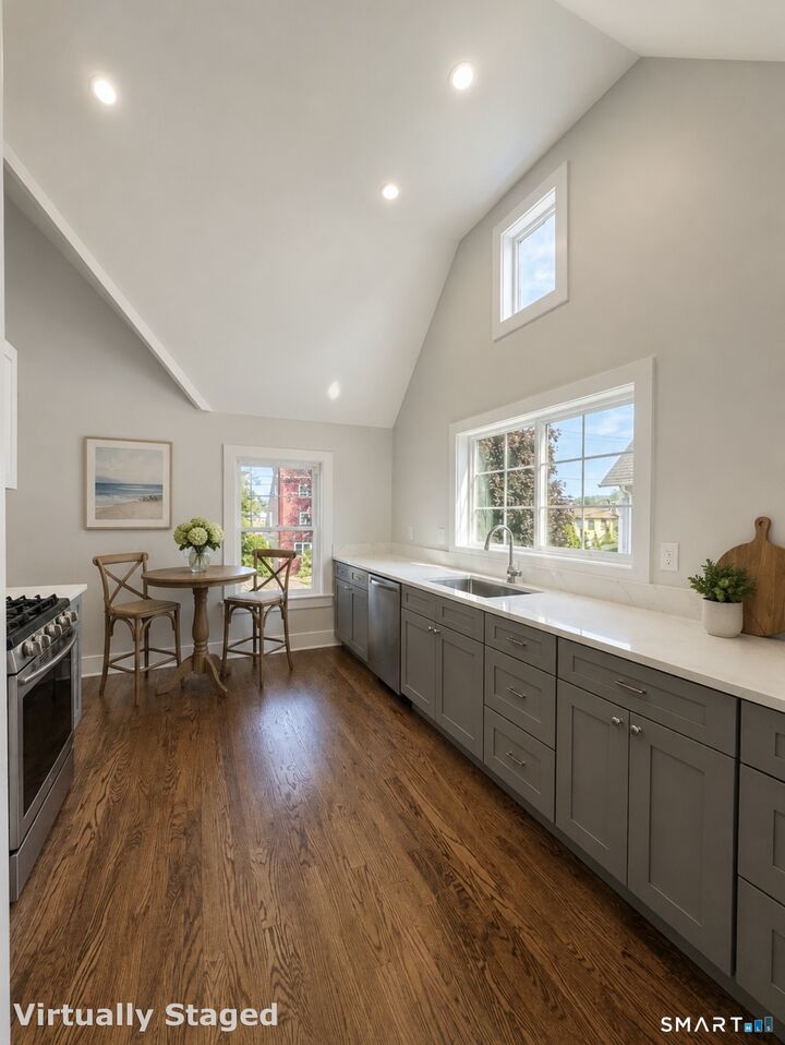 Property Photo:  276 Harbor Street 2nd Floor  CT 06405 