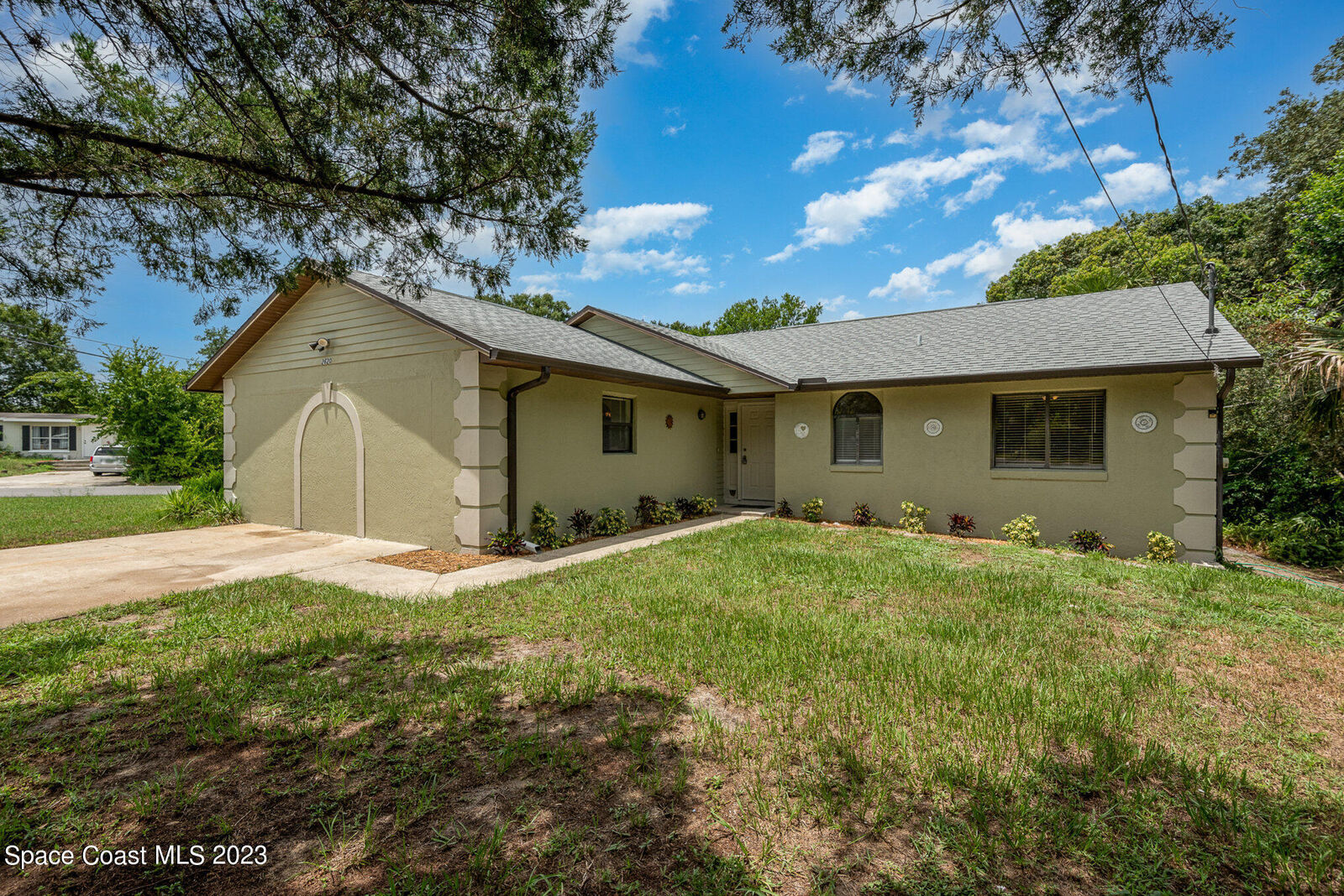 Property Photo: 2620 Redwood Avenue FL 32780