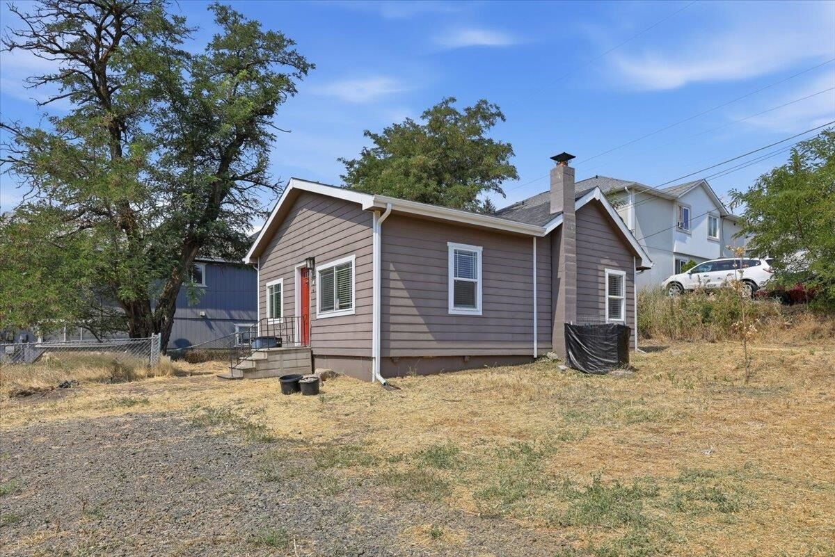 Property Photo:  2929 E Jackson Ave  WA 99207 