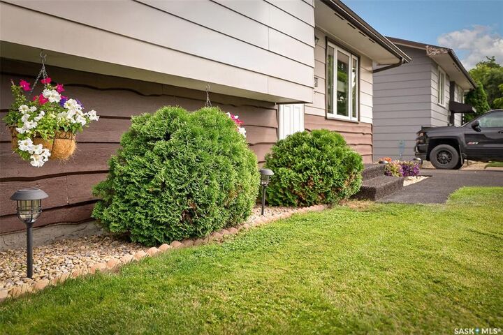 Property Photo: 919 Holdsworth Crescent SK S6H 6T8