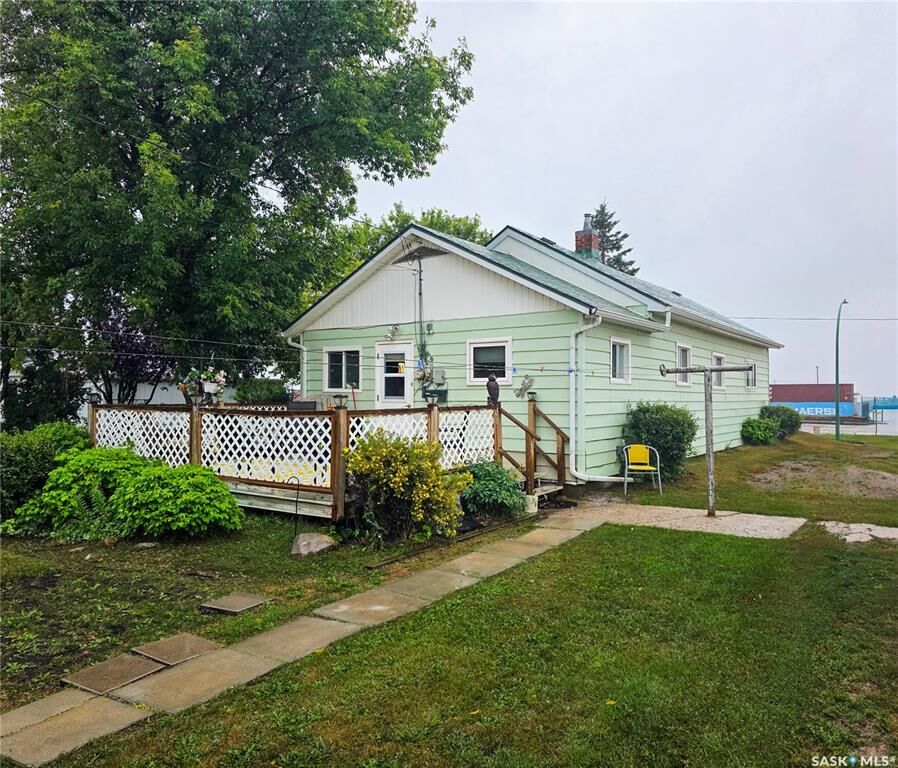Property Photo: 424 1st Avenue E SK S0A 2P0