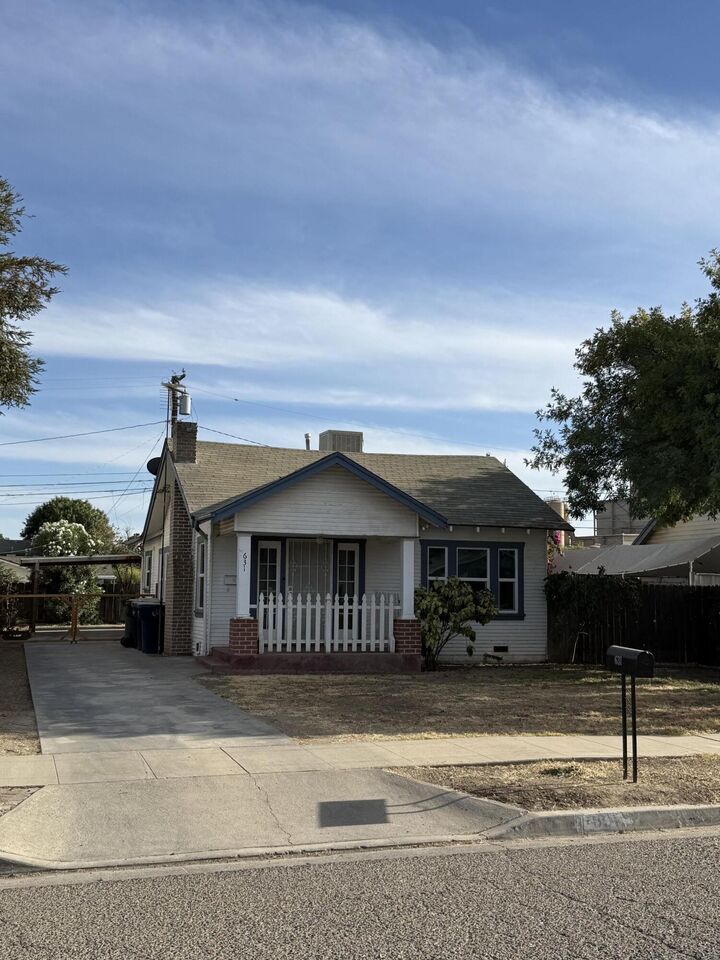 Property Photo: 631 E Ventura Avenue CA 93274