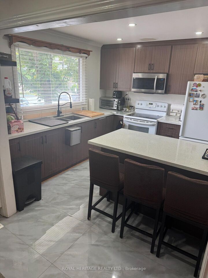Photo de la propriété:  98 Falconer Drive 75  ON L5N 1Y2 
