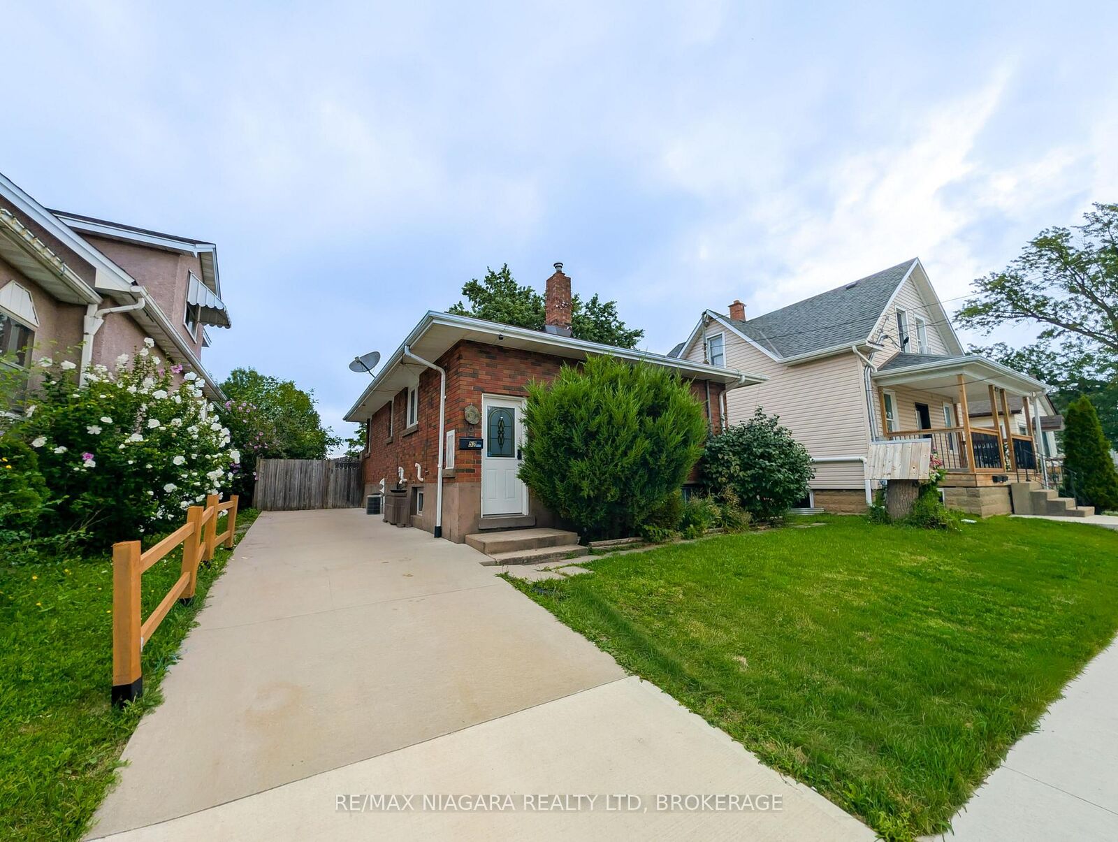 Property Photo: 52 Fifth Street ON L3B 4Z5
