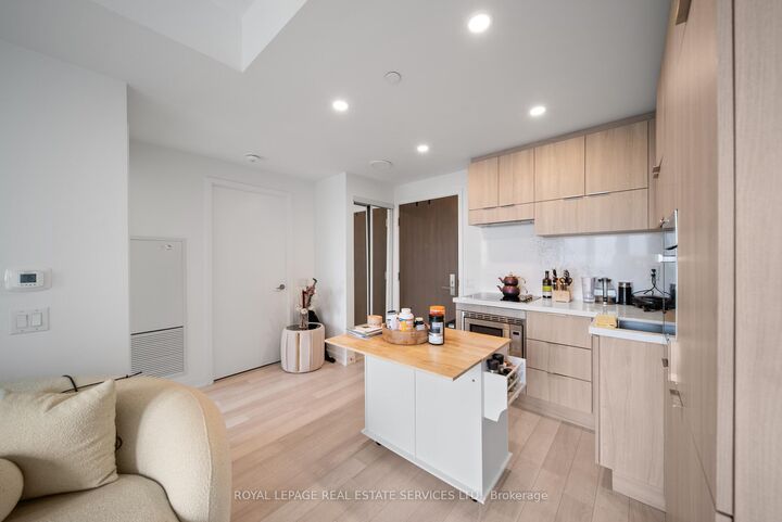 Property Photo:  39 Roehampton Avenue 4207  ON M4P 0G1 