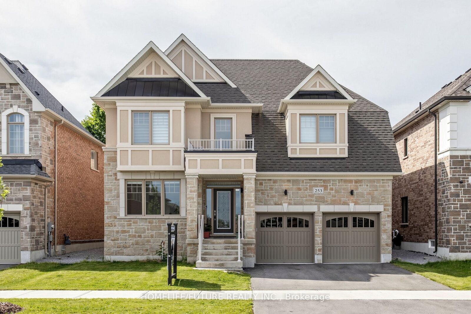 Property Photo:  253 Danny Wheeler Boulevard  ON L4P 0J9 