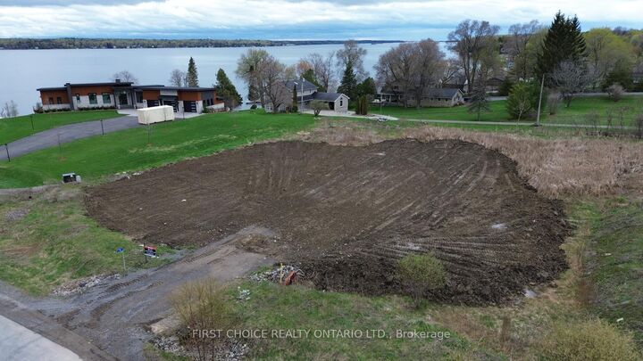 Property Photo: 4 Shoreside Way S ON K6V 5T1