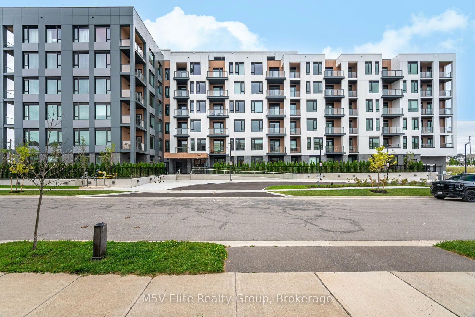 Property Photo: 1440 Clarriage Court 213 ON L9T 2X5
