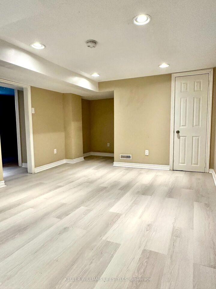 Photo de la propriété: 678 Oxford Street E ON N5Y 3J5