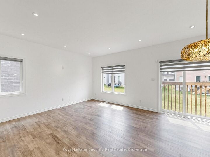 Property Photo: 121 Sebastian Street 86 ON N0H 1J0