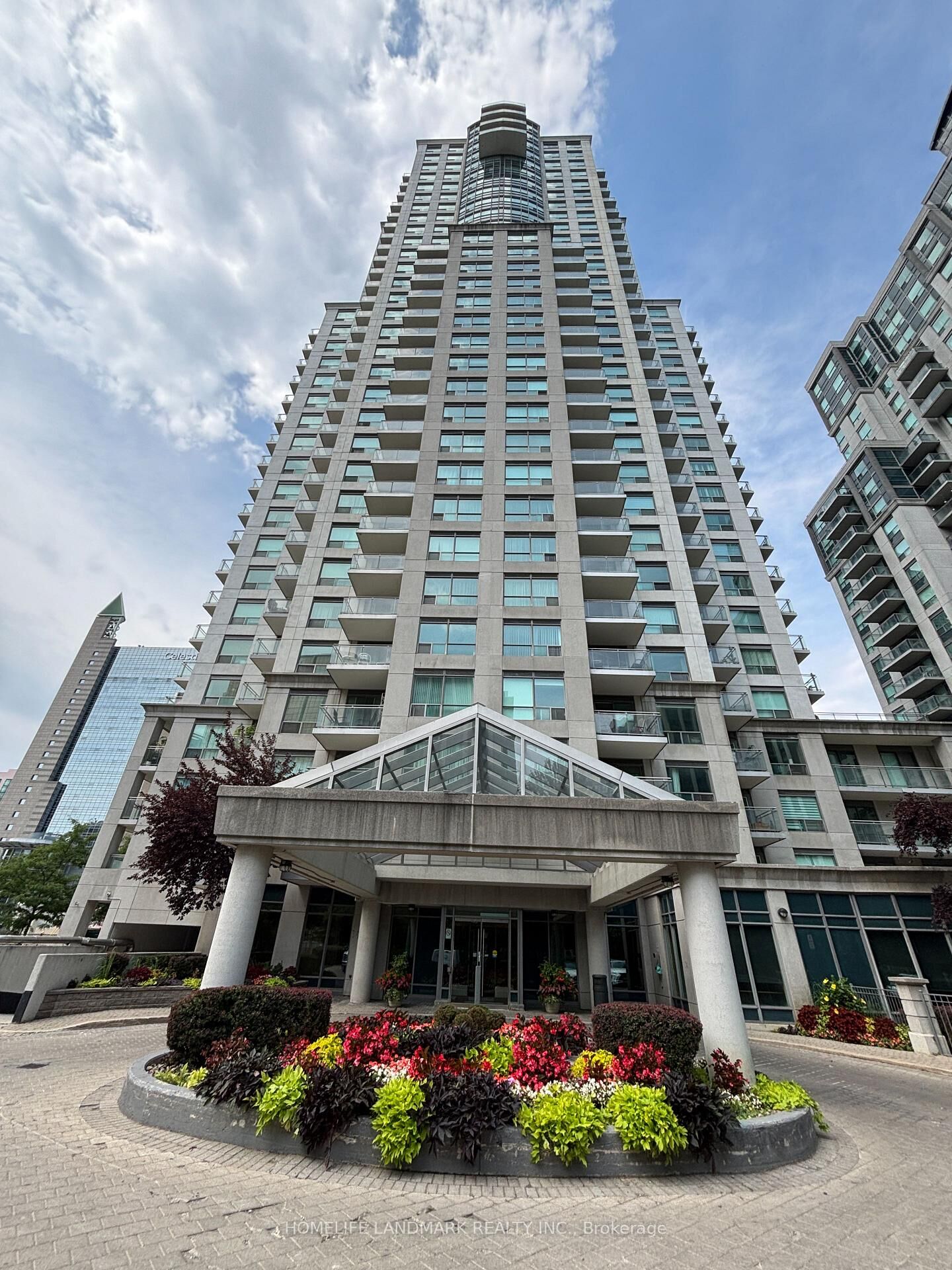 Property Photo: 21 Hillcrest Avenue 902 ON M2N 3N4