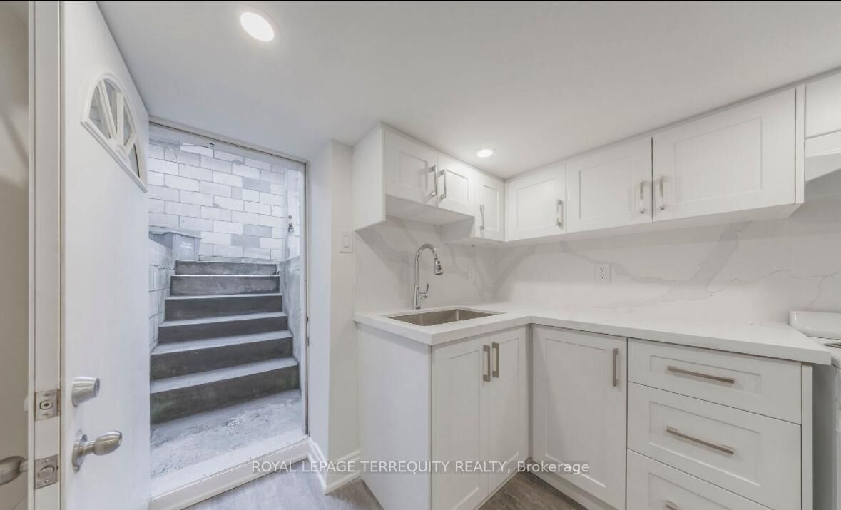 Photo de la propriété: 185 Laughton Avenue Bsmt ON M6N 2X6