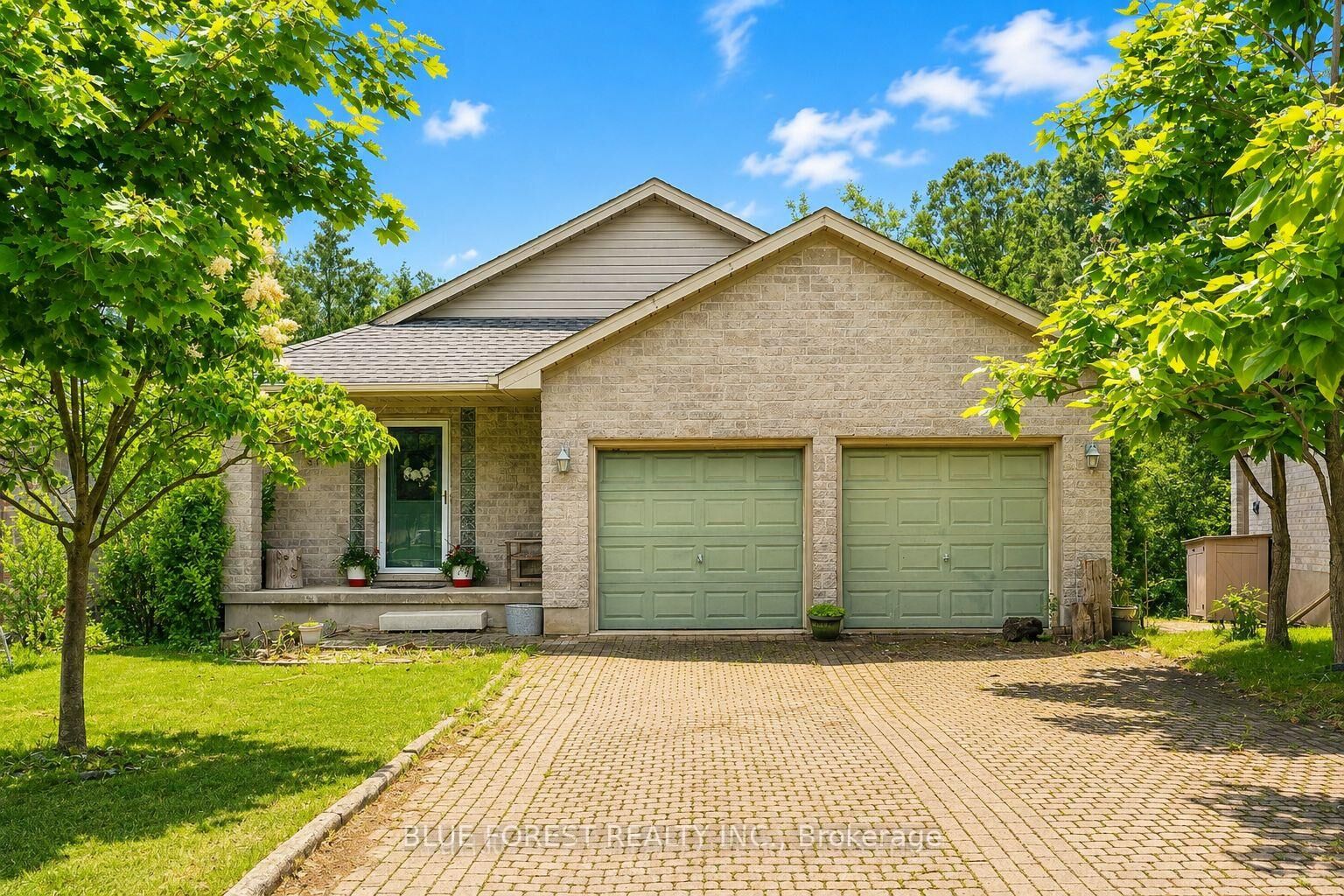 Property Photo:  370 Jonathan Street  ON N5Z 5C8 