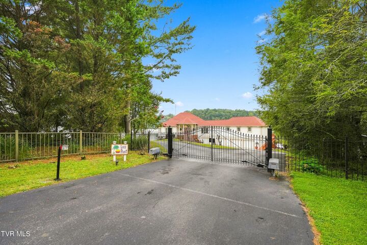 Property Photo:  426 Lake Point Court  TN 37686 