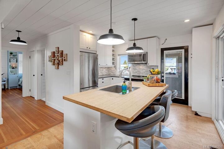 Property Photo: 417 White St BC V9G 1B7