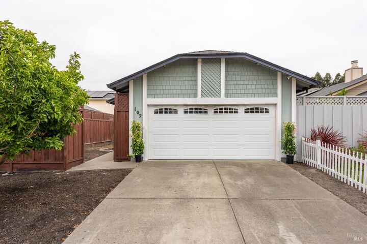 Property Photo:  